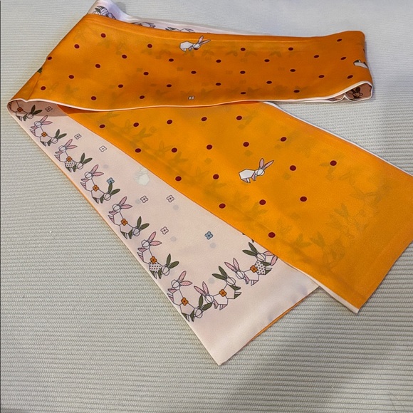 Reversible Scarf – Polka dots  & Bunny Print - Picture 4 of 9